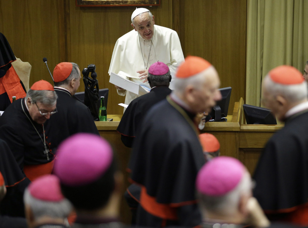 Ferenc pápa beszélget a szinódusi ülés lőtt. - Fotó: MTI/AP/Andrew Medichini)