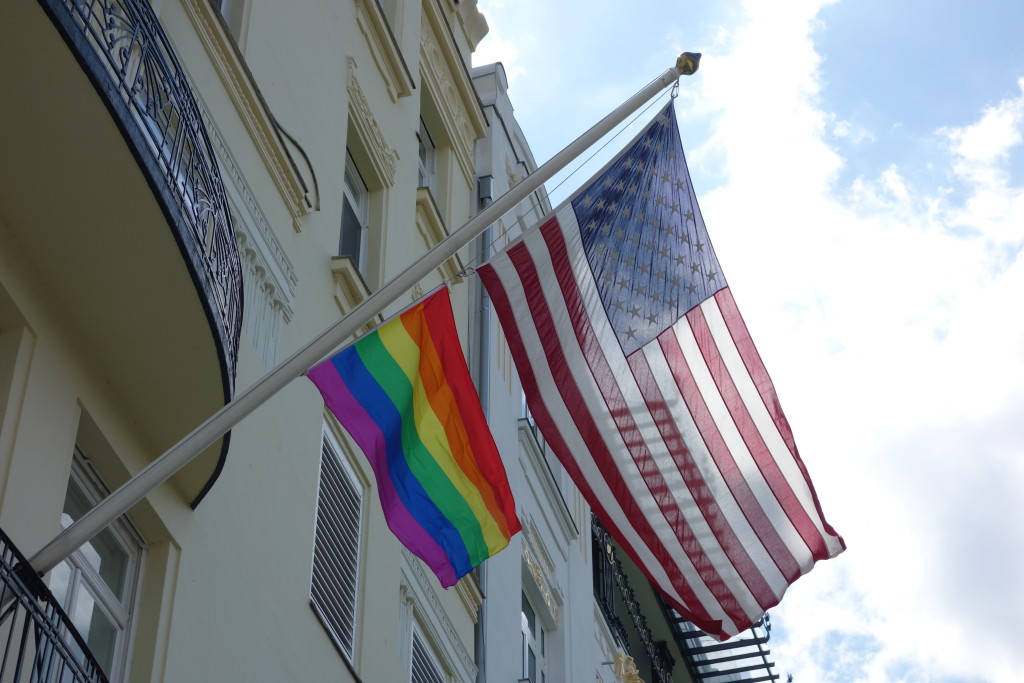 Szivárványzászlóval köszönti az amerikai nagykövetség a Budapest Pride-ot